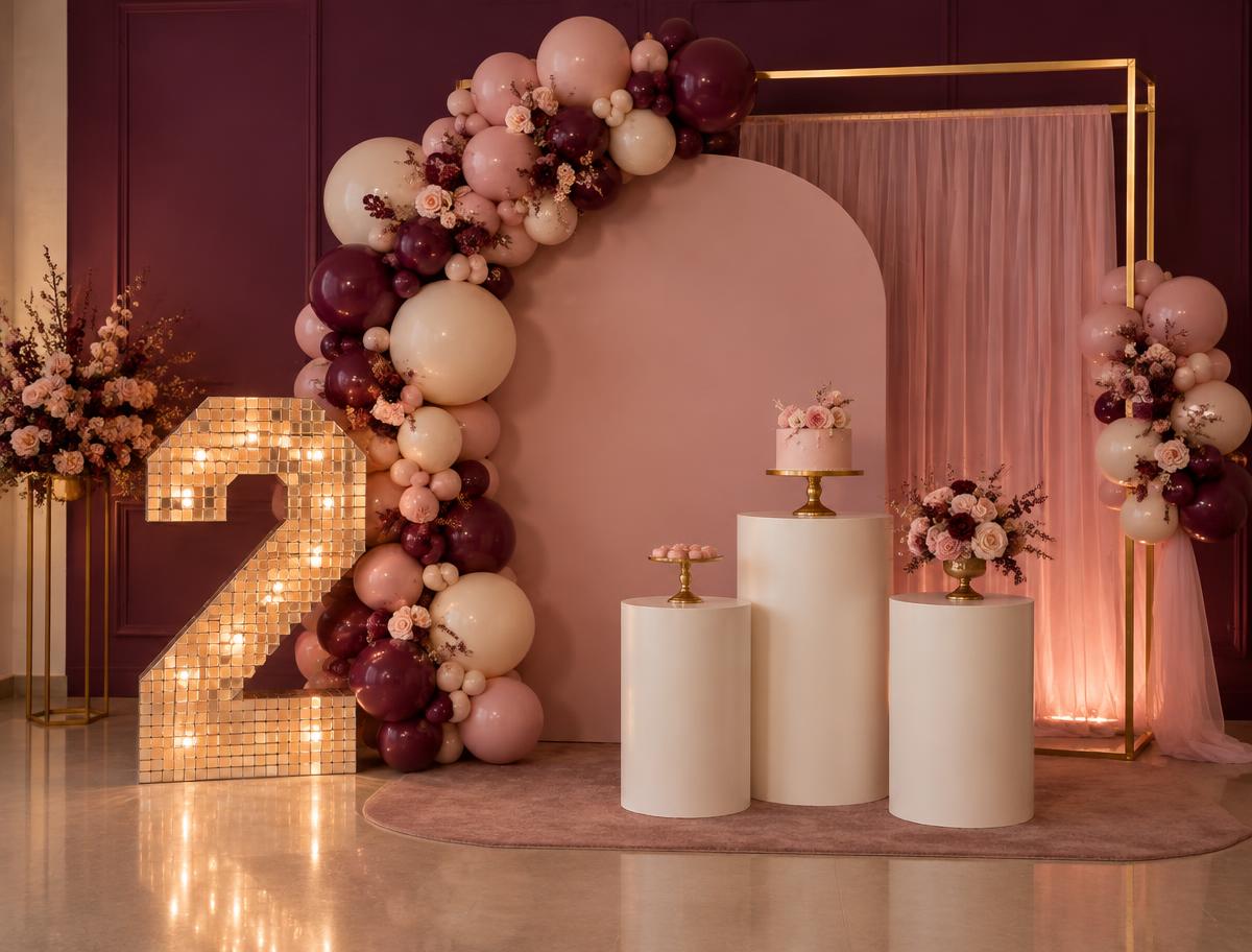Decoración completa con fondo, mesas cilíndricas, tul, estructura y número iluminado